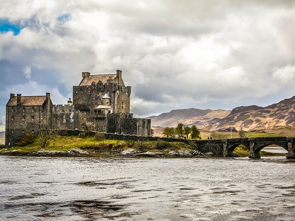 Il castello più scenografico della Scozia è senza dubbio Eilean Donan, a cui si accede unicamente attraverso uno stretto ponte di pietra. 