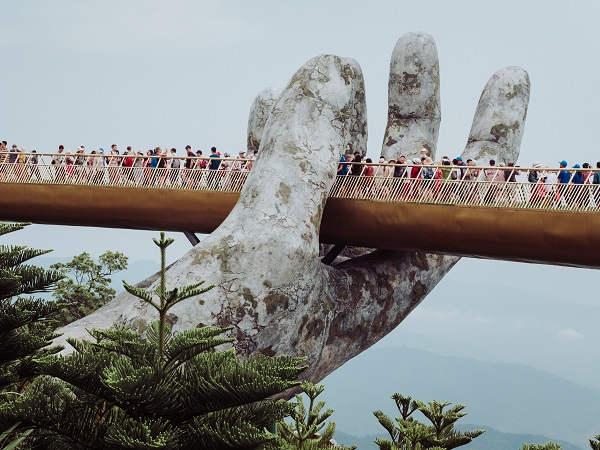 Il Golden Bridge, Cau Vang, si raggiunge con una cabinovia circondata dal fitto bosco delle colline di Ba Na.