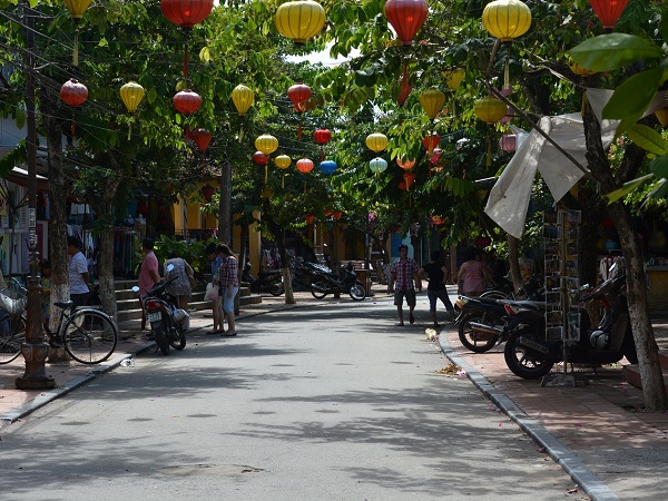 Hoi An la sera si accende di lanterne ed è imperdibile: inserita dall’Unesco fra i World Heritage Sites, è perfettamente conservata.