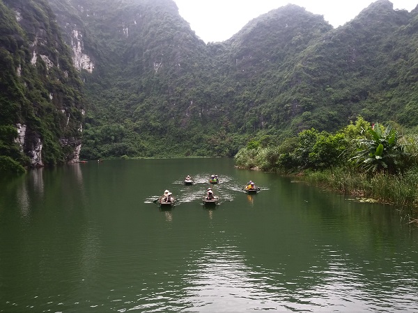 Da Hanoi ci spostiamo ad Ha Long per imbarcarci per una crociera in giunca. Abbiamo pranzato a bordo, fatto un’escursione in canoa, partecipato a un corso di cucina, fatto il bagno in mare circondati dai pesci e avvistato una medusa di una grandezza incredibile.