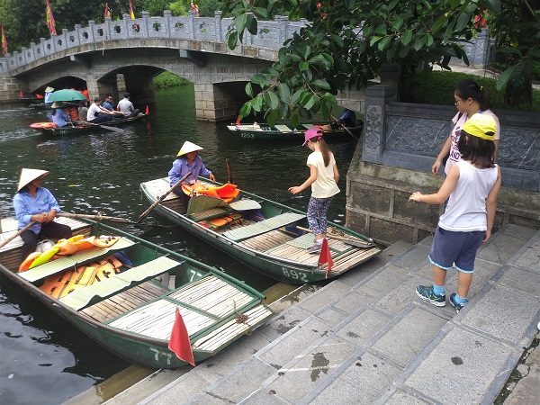 Da Hanoi salpiamo in sampan (la tipica imbarcazione piatta e in legno) sul Fiume Rosso per visitare le grotte di Trang An.