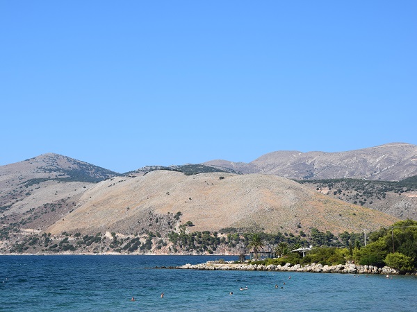Cefalonia, la più grande delle isole Ionie, a est la Grecia continentale e a ovest, oltre il mare, la Calabria.