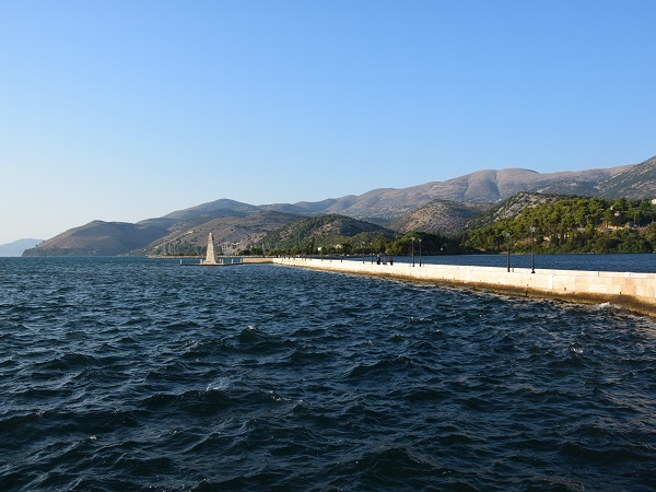 Saluto Cefalonia sorseggiando una birra Alfa al caffè Sollazzo, dove il mare diventa laguna, protetto dalle onde dal ponte De Bosset.