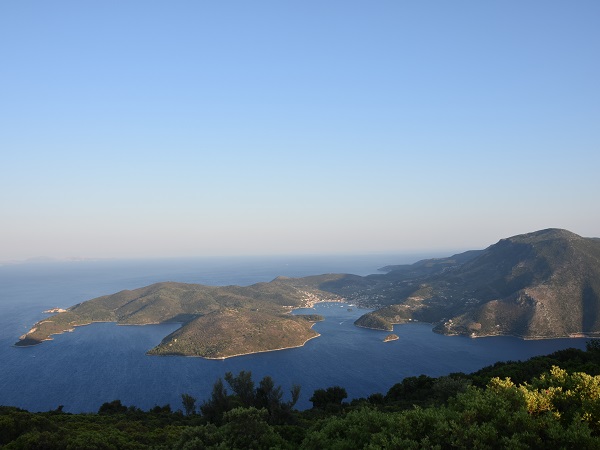 Salpando dal porto di Sami nuova arrivo a Itaca: superficie broccolosa e verde, corpo contorto che si confonde con quello delle isole vicine.