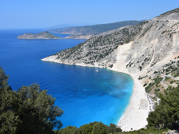 Cefalonia è varietà di spiagge unita all’assenza di folla che c’è solo se te la vai a cercare. La spiaggia di Myrtos è l’emblema della spiaggia bianca.