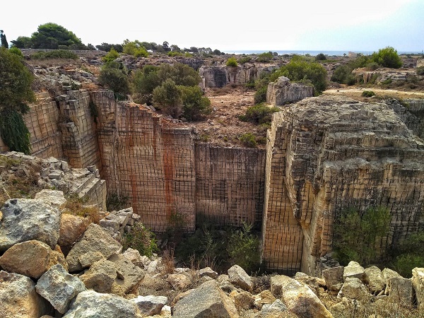 Percorrere Favignana in bicicletta regala ogni giorno una scoperta: calette nascoste, grotte, cave di tufo, meravigliosi cactus e buonissimi fichi d’india.