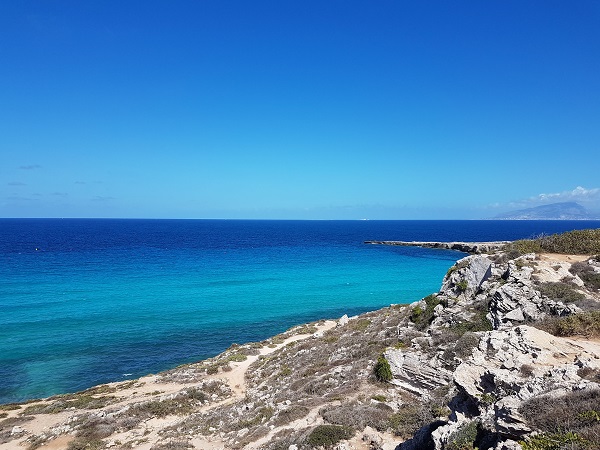 Tra i luoghi di Favignana che consiglio di visitare c’è sicuramente Cala Rossa: non limitatevi a fare il bagno, perché Cala Rossa offre un piccolo percorso a picco sul mare.