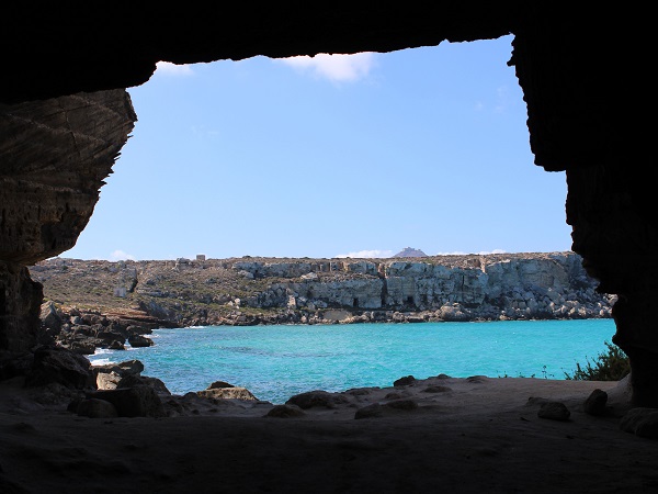 Favignana è un’isola arida e selvaggia, con un piccolo centro dove si trovano la maggior parte delle strutture ricettive, ristoranti tipici e negozi, e che rappresenta “la vita” dell’isola.