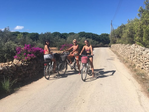 Fatta eccezione per il monte Santa Caterina, Favignana è pianeggiante e, quindi, si può visitare tutta in bicicletta.