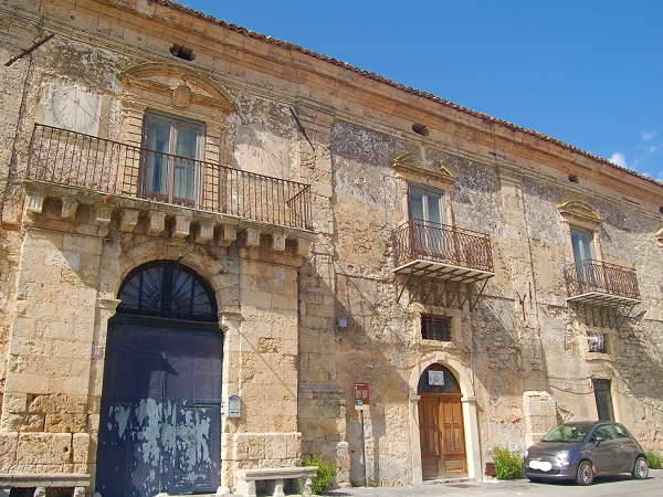 Il territorio del Parco delle Madonie comprende quindici Comuni, ciascuno con un suo festival, castello o santuario, insomma un evento o un luogo che meriterebbe una visita. 