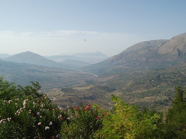 Il Parco delle Madonie si trova in provincia di Palermo, tra il corso dei fiumi Imera e Pollina.