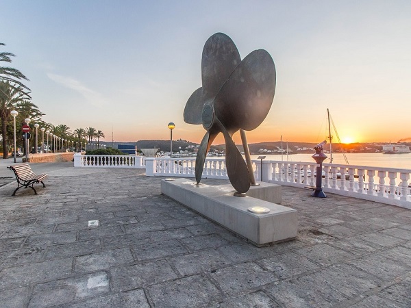 Mahón, la capitale piazzata nel sud dove attraccano yacht e grandi barche, e Ciutadella, all’estremità opposta, con il suo centro storico, i ristoranti e i piccoli negozi, sono i luoghi più caotici di Minorca...