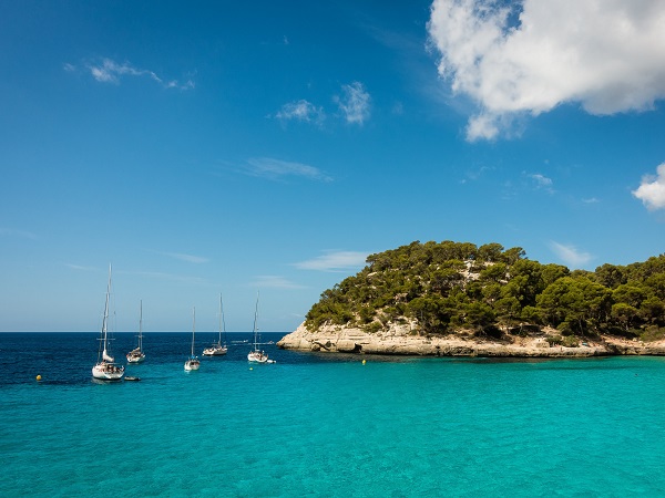 Minorca è fatta di spiagge di sabbia bianca, protette alle spalle dalle pinete, per godersi il relax in immersione nella natura