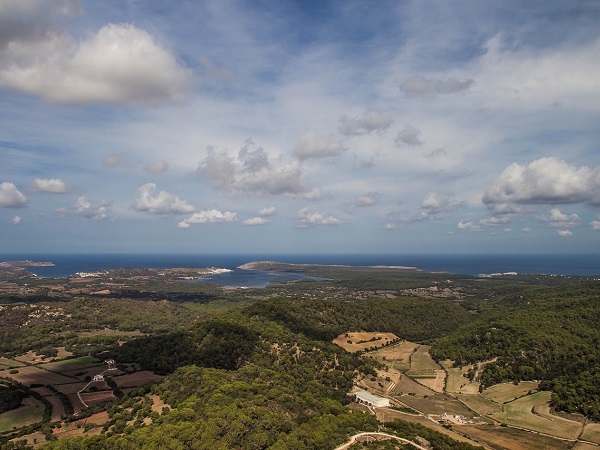 Noleggiare auto o scooter è essenziale per visitare Minorca.