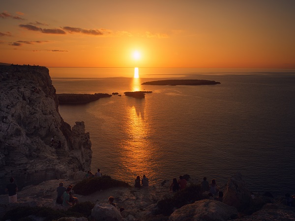 Tra una paella, un sorso di birra e una pomada, l’alcolico a base di gin tipico di Minorca, in dieci giorni è facile accumulare un migliaio di chilometri e scoprire tutta l’isola.