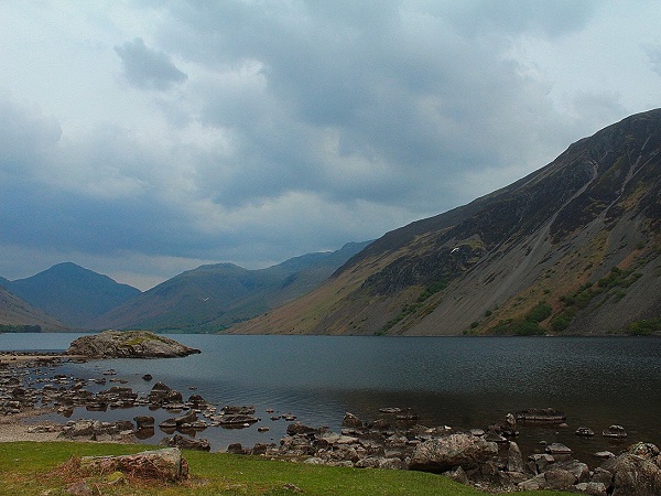 Il Lake District è esattamente come lo si immagina, almeno nella parte meridionale. Una costellazione di laghi incorniciata da infinite sfumature di verde che danno vita ad uno scenario estremamente rigoglioso e pacifico.