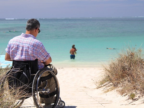 Li chiamano special guest perché hanno bisogni specifici: lla piscina preferiscono scivoli per superare i dislivelli; alla spiaggia con ombrelloni e sdraio una spiaggia con passerella fino al mare e, perché no, un servizio di assistenza per l’entrata e l’uscita dall'acqua.