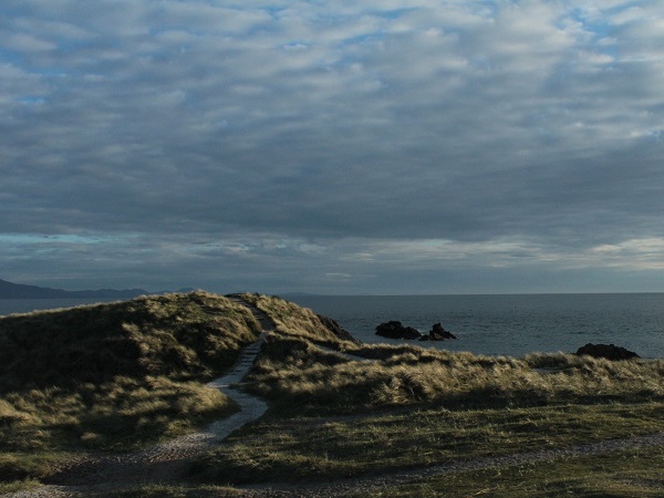 Sulla penisola di Ynis Llanddwyn un cielo premuroso spazza via le nubi regalandoci una luce dorata, obliqua, intima ed essenzialmente nordica. 