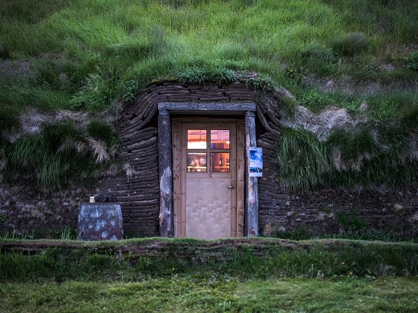 L’Islanda è terra di leggende e di racconti, quindi la si conosce meglio ascoltandone le storie che intestardendosi con coordinate e numeri. Ecco allora 7 consigli di lettura sull’Islanda adatti a chi deve partire e anche a chi cerca una cura alla nostalgia del rientro.