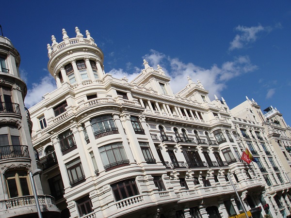 L’elegante Gran Vía, il Palacio Real, l’enorme Plaza Mayor, Plaza de Cibeles con la fontana sono certamente attrazioni imperdibili per una visita di Madrid. Ecco però qualche consiglio per sfruttare al meglio il tempo a disposizione e per entrare davvero in contatto con la cultura spagnola.