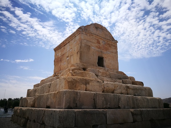 Nonostante lo si dimentichi, gli iraniani sono persiani e poco hanno a che vedere, a esclusione della religione, con il mondo arabo. 