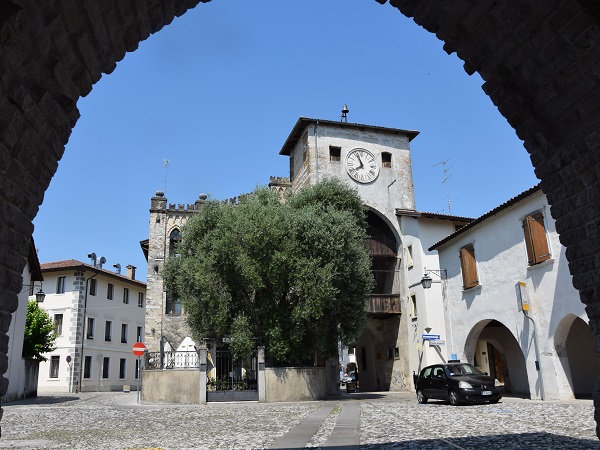 D’estate a Spilimbergo il sole picchia forte, e il lunedì mattina l’ufficio informazioni turistiche, protetto dal porticato del palazzo della Loggia, è chiuso, quindi i chiari di carnagione devono portare la crema ed è meglio aspettare il martedì per una visita.