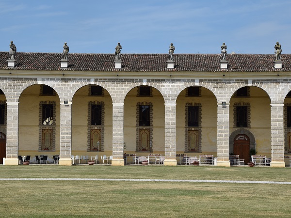 Non c’è ragione per non passare almeno una volta nella vita a Spilimbergo e Villa Manin, per farsi venir voglia di rinascere e diventare mosaicisti, oppure per camminare nel parco all’inglese rimpiangendo di non aver pensato di prepararsi un cesto da picnic.