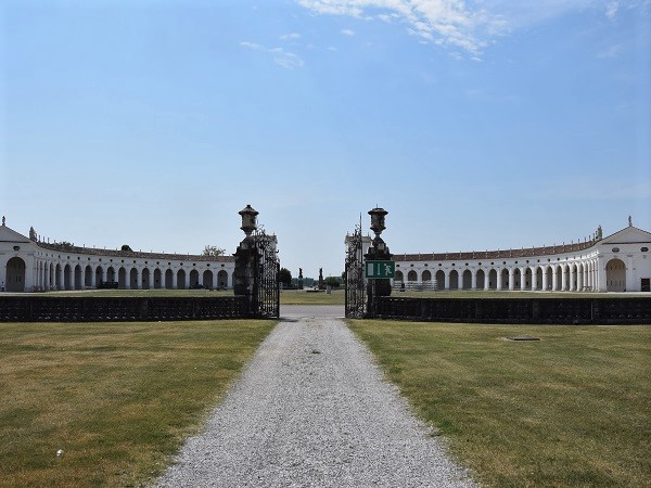 Da Codroipo si prosegue lungo la SP 65, detta l’Ungarica, e ci si ferma quando la strada fa una serie di curve e poi ti fa allunare nella piazza Manin.