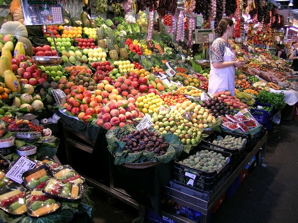 Se non si possono fare programmi, a Barcellona si può andare sul sicuro con una visita a La Boqueria, il mercato coperto che usa frutta, cioccolato e caramelle come elemento base per architetture colorate e golose con effetto ipnotico.