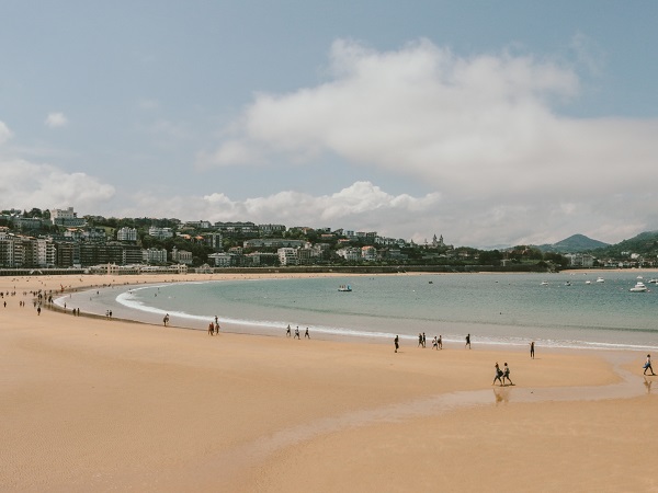 La costa settentrionale della Spagna, tra San Sebastian e Gijón, si percorrere in giornata seguendo la E70, che resta sempre affacciata sul mare e offre una visuale rilassante, fatta solo di acqua e insenature.