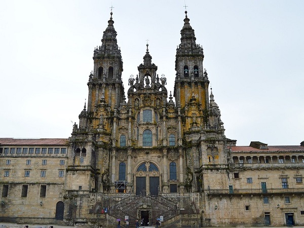 Se la cattedrale di Santiago fosse chiusa, visitare la cittadina merita in ogni caso. Viuzze in saliscendi, case piccole e fiumi di pellegrini che arrivano con ogni mezzo da ogni parte del mondo e si salutano, come amici che finalmente si incontrano nel momento tanto atteso.