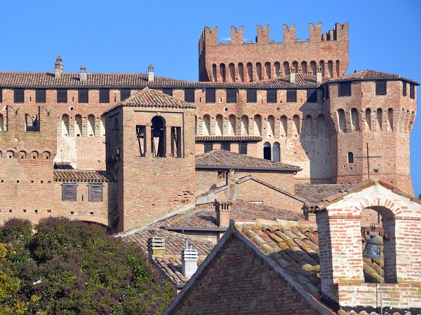 A febbraio si va nelle Marche per il carnevale di Fano, mentre ad agosto per il Rossini Opera Festival. La natura del Conero e la storia della rocca di Gradara, invece, sono sempre lì.