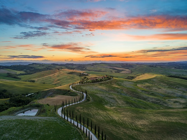 L'italiano leggero senza la c nasce in Toscana perché qualcuno si è disteso nelle terme a cielo aperto e ha imparato a godersi la vita, inventando la categoria dei "paesaggi instagrammabili".