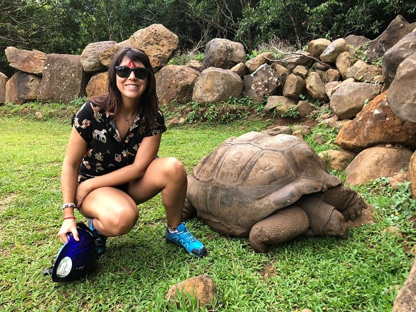 Ho scelto di visitare la Vallèe des couleurs di Chamounty con un'escursione in quad per scoprire il parco tra cascate, vegetazione tropicale e animali (cervi, tartarughe giganti, pavoni) e raggiungere la “terra dei colori” con una guida esperta.