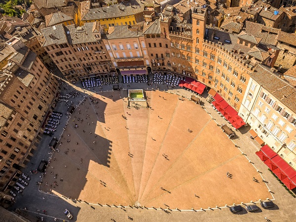 Un week-end per viziare il palato con vini e prodotti toscani e visitare la città di Siena.