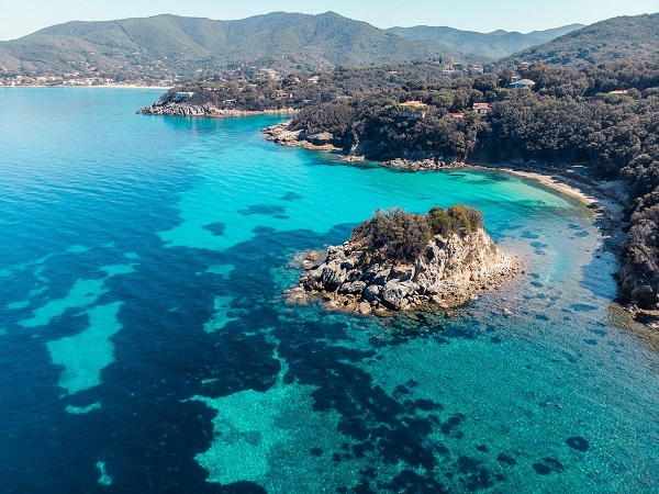 Se ami il mare ma provi sconcerto per le voci che girano riguardo a pannelli in plexiglas sulle spiagge tra gli ombrelloni e cose simili, quest’anno potresti buttarti in un’esperienza nuova e sperimentare un viaggio in barca a vela.