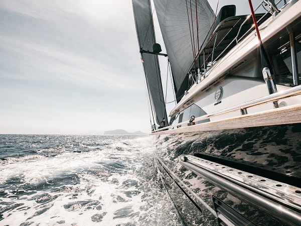 Se quest’estate non vuoi rinunciare alle vacanze, hai diverse possibilità per riprendere a viaggiare in sicurezza, una di queste è la barca a vela con la famiglia.