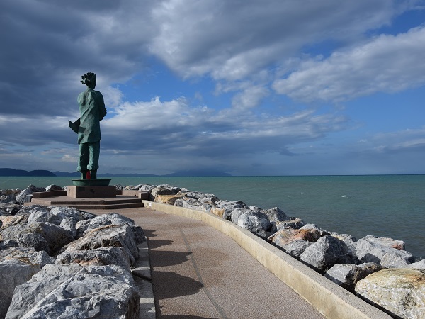 A sud di Castagneto Carducci si incontra San Vincenzo, il paese del marinaio, un tempo meta estiva dei VIP italiani.