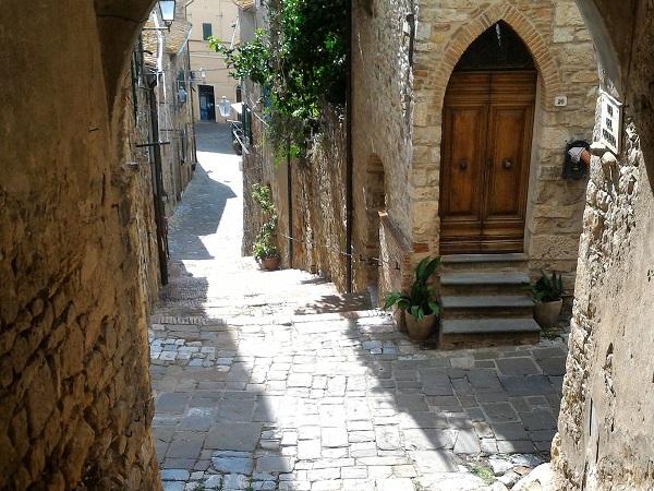 A ottobre Suvereto è il paese delle pietre e del silenzio, ma la sagra del cinghiale a novembre e le manifestazioni Sapori tra le mura e Calici sotto le stelle ad agosto attraggono turisti italiani e stranieri.