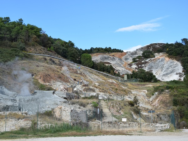 Il Geoparco delle Biancane è un assaggio dei fenomeni geologici che uno può vedere meglio alla solfatara di Pozzuoli oppure direttamente in Islanda.