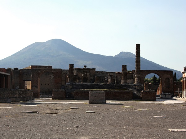 Decidiamo di inserire un fuori programma: Pompei. Neanche a dirlo, l’immenso sito archeologico è semideserto.