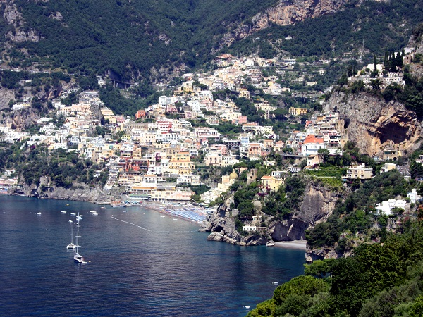 In Costiera Amalfitana c’è molta meno gente del solito, ci dicono i locali, eppure non c’è un parcheggio libero in nessuno dei bellissimi borghi che attraversiamo (Positano, Praiano, Furore, Conca dei Marini, Amalfi, Atrani, Minori, Cetara, Vietri sul Mare). Un vero viaggio on the road... con fugaci soste per scattare qualche foto.