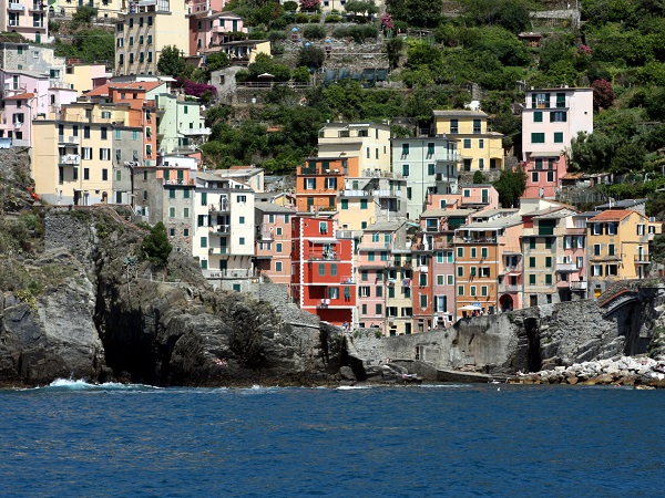 Sono stata decine di volte in Liguria, ma mai alle Cinque Terre. Quindi iniziamo da lì, scegliendo di ammirarle dal mare..