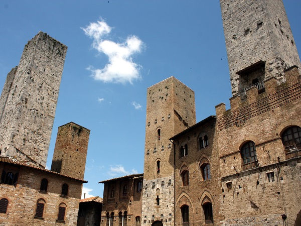 La seconda giornata del nostro viaggio in Italia on the road è dedicata alla Toscana, per rivedere l’imperdibile San Gimignano con le sue torri