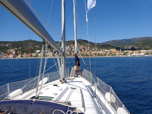 Sicuramente avrai già visto la Liguria molte volte, ma l’hai mai osservata dal mare, magari da una barca a vela?