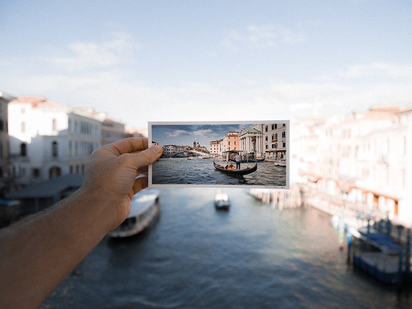 C'è chi non ha perso il piacere della cartolina, dell'attesa e del piccolo effetto sorpresa. Solo che ha reso l'abitudine un po' più moderna: ha scelto di aprire le porte alla postcard.