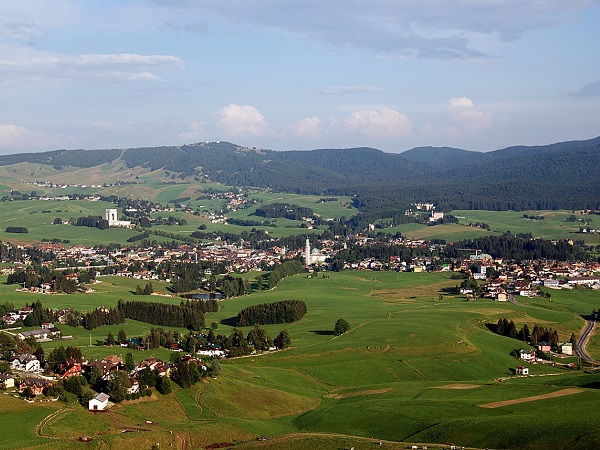 L’altopiano di Asiago ti restituisce le distanze, il verde torna a essere confine tra le cittadine e loro frazioni.