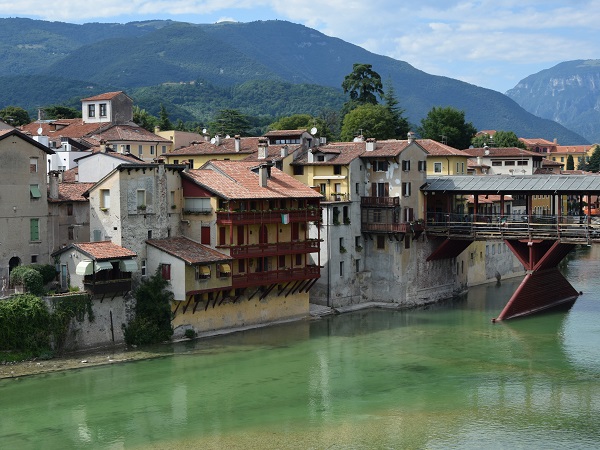 A Bassano, visto che il Ponte Vecchio è impacchettato di impalcature per il restauro togliendo la poesia a ogni inquadratura, decidi di consolarti con i sentori della grappa.