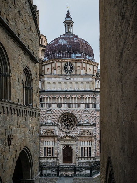 A Bergamo non ci abito, quindi posso farne una meta di viaggio. Anche se da marzo, e con Google Trends che dice che l'argomento più correlato al termine "Bergamo" è bara, suona più come un pellegrinaggio. E, infatti, siamo partiti in dieci.