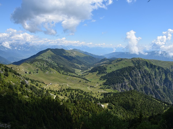 Per arrivare a Cima Grappa ci vuole un’ora e mezza in auto da Asiago, immagina quanto ci vorrebbe da Bergamo!